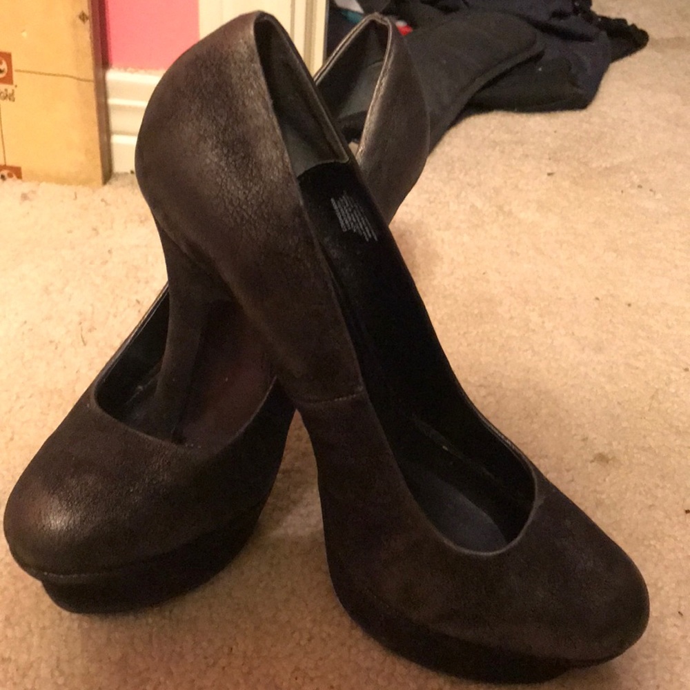 Black/silvery pumps